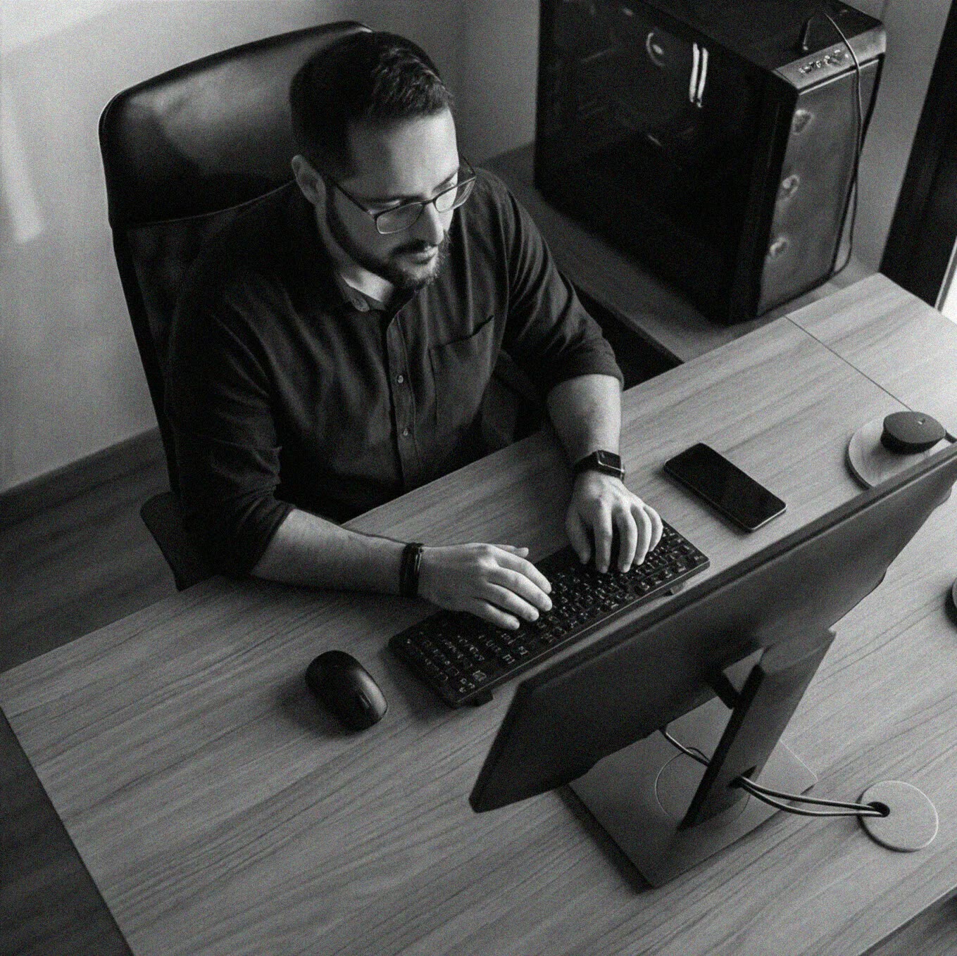 Luis Andreu Orenes revisando datos en su puesto de trabajo, vista cenital