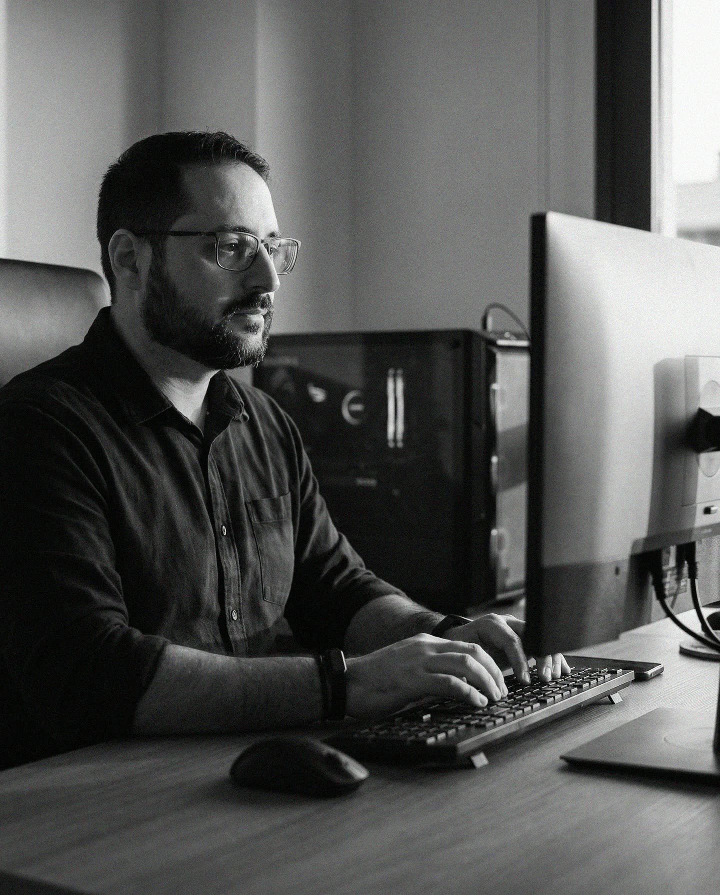 Luis Andreu Orenes trabajando en su puesto, con dos pantallas