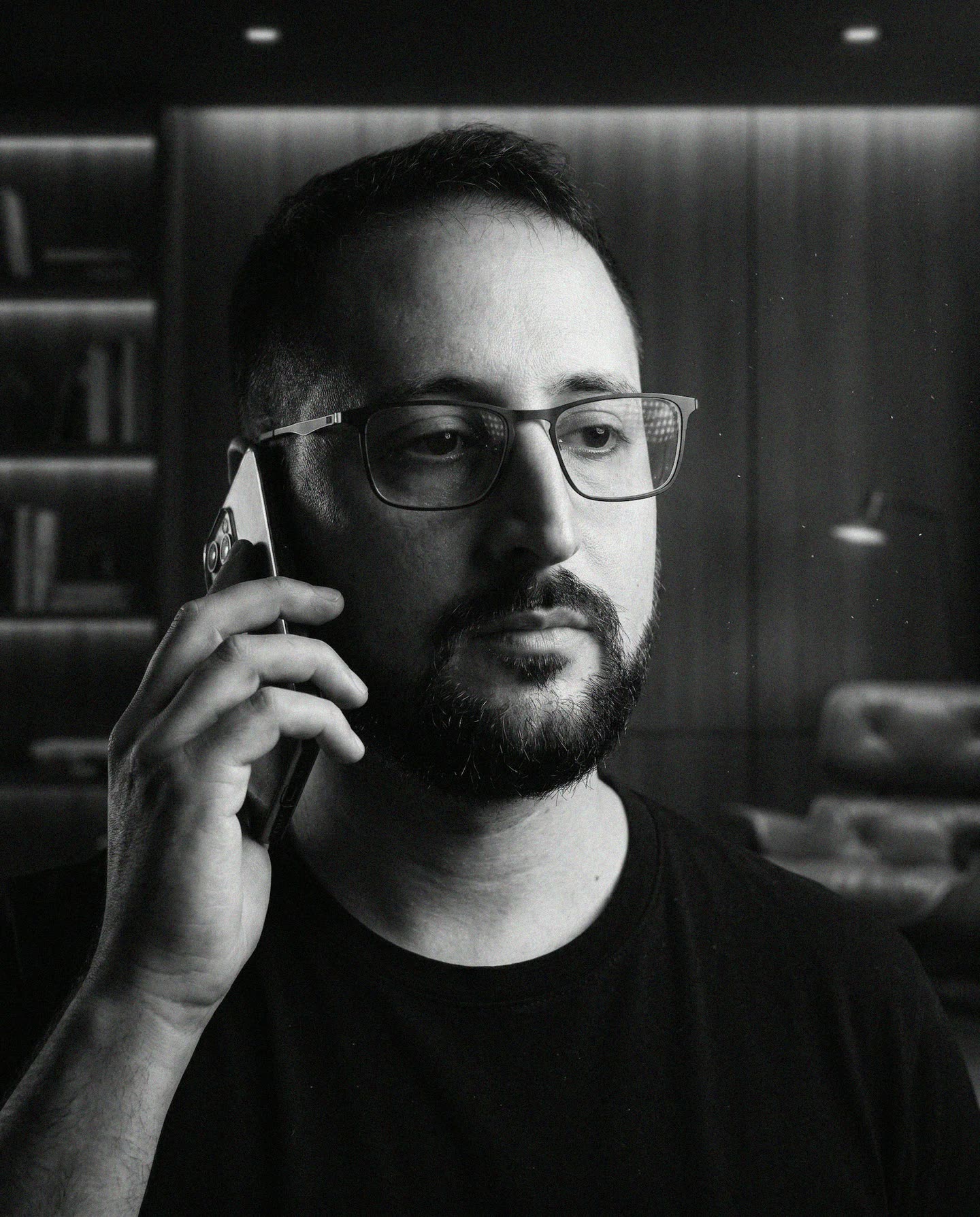 Retrato de Luis Andreu Orenes al teléfono